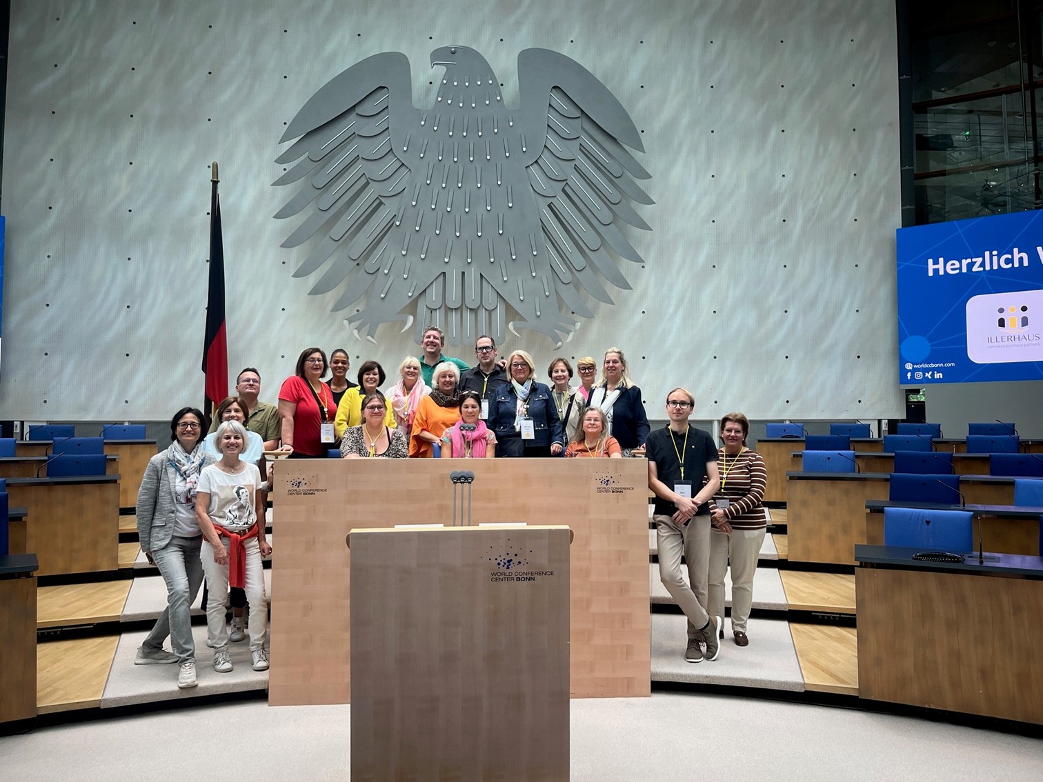 Die Fam-Trip-Gruppe im ehemaligen Plenarsaal des Bundestags, heute Teil des World Conference Center Bonn.