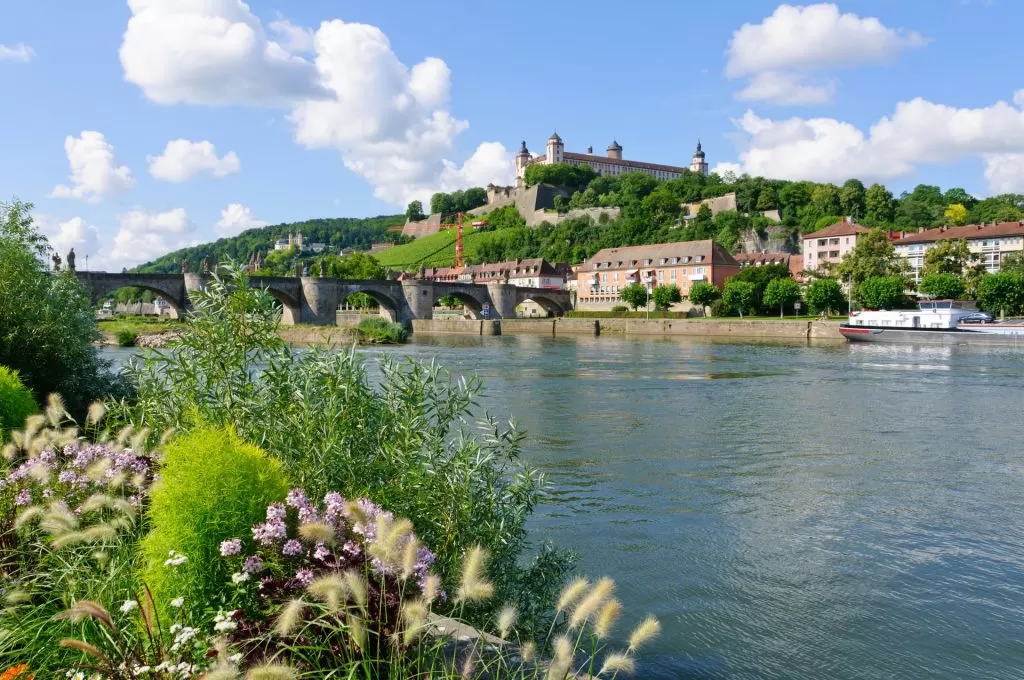 The Marienberg fortress and the Old Main Bridge in Würzburg Fotolia_57559000_Subscription_Monthly_XL-JPG-Website-Breite_Width