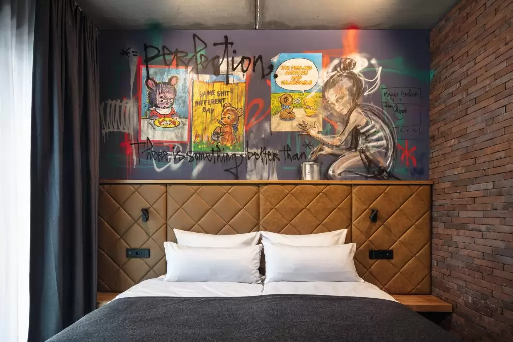 Zimmer im Liebesbier Urban Art Hotel (c) „Liebesbier - Hera von Herakut“-JPG Website Breite_Width 1920px (300dpi)