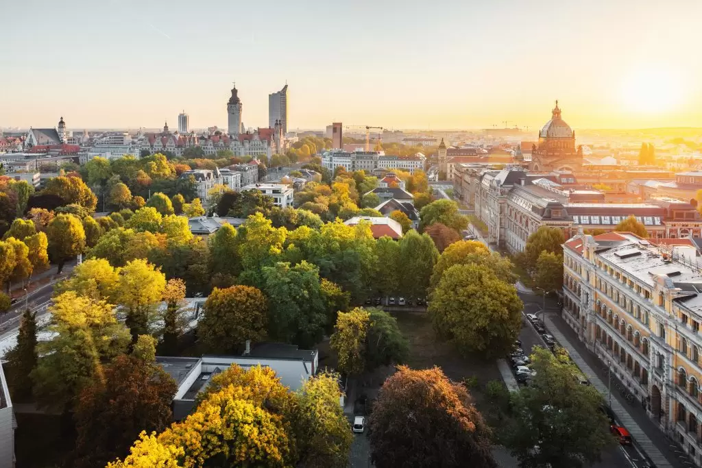 Skyline-Leipzig-Panorama-City-Hochhaus-Neues-Rathaus-Bundesverwaltungsgericht-Sehenswürdigkeiten-Architektur-Natur-Philipp-Kirschner-leipzig-travel